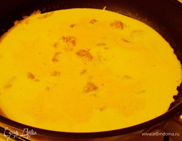 Оставить кипеть на медленном огне. Соус должен немного уменьшиться в объеме и немного загустеть (около 5 минут).