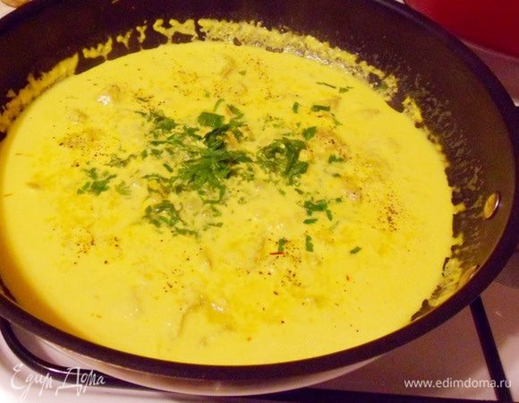 Добавить к соусу столовую ложку мелко нарезанной петрушки, соль и черный молотый перец.