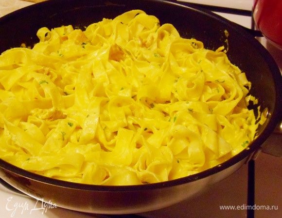 Добавить отварные феттучине в соус. Оставить на некоторое время в сковороде, чтобы они впитали соус.