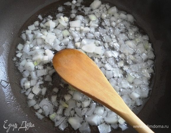 В сковороде разогреть растительное масло, нарезанный лук (небольшую головку) и чеснок обжарить около 1 минуты на среднем огне.
