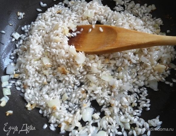 Всыпать рис к луку, перемешать, чтобы он весь покрылся маслом. В этот момент я ставлю таймер на 20 минут.
