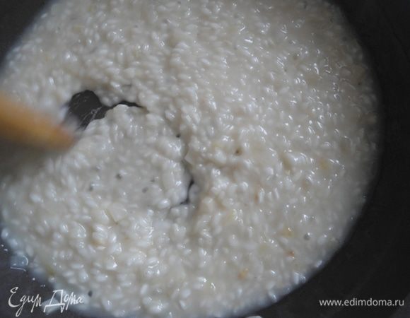 Теперь главное следить, как только жидкость выпарится, добавить еще горячего бульона по 1-2 половника. И все время перемешивать.