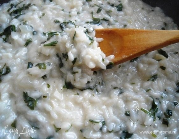 Консистенция ризотто становится кремовой! Пробуем рис на готовность, если кажется еще твердым, вливаем половник бульона, перемешиваем. На этом этапе остается 2 минуты таймера, я выключаю огонь, и ризотто уже доходит.