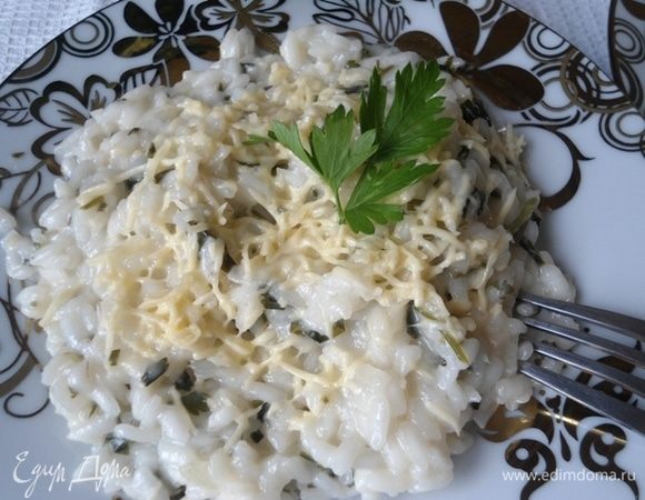 Подавать ризотто принято в подогретых тарелках.