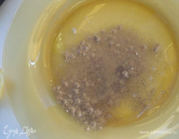 В большую тарелку выжать сок половинки лимона, добавить молотый имбирь и перец чили по вкусу (я добавила черный молотый).