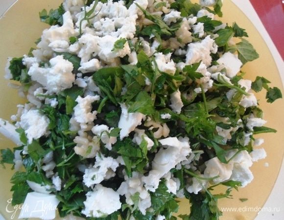 Из коробочки с фетой  2-3 ложки сока вылить в рис,фету нарезать кубиками и разложить сверху салата.Сбрызнуть салат растительным маслом и перемешать.