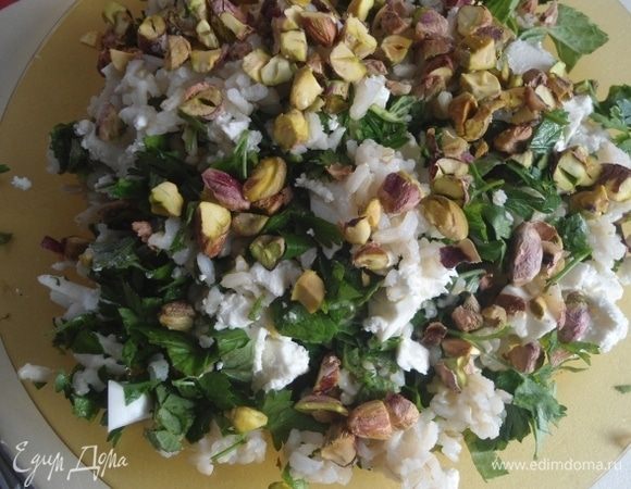 Фисташки соленые порубить ножом и присыпать салат.