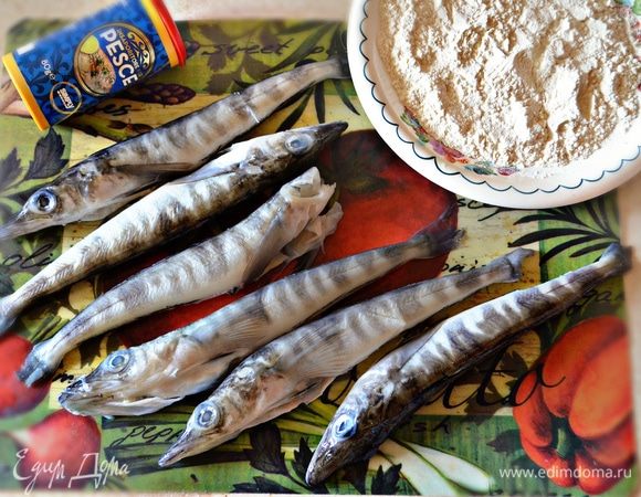 Немного подсолить, приправить перцем и специями для рыбы. Я использовала  следующую смесь для рыбы: соль, розмарин, петрушка, орегано, шалфей, кориандр, фенхель, майоран, тмин, можжевельник и чеснок. Затем равномерно обвалять рыбу со всех сторон в муке. Если хотите, чтобы рыбка приняла изогнутый вид, сделайте вдоль брюшка небольшие надрезы.