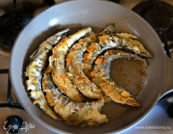 Стряхнуть лишнюю муку и обжарить рыбу в разогретом масле (понадобится 2-3 ст. л.) в течение 7-10 минут (в зависимости от размера рыбки). Переложить готовую рыбу в глубокую миску или кастрюльку, накрыв крышкой.