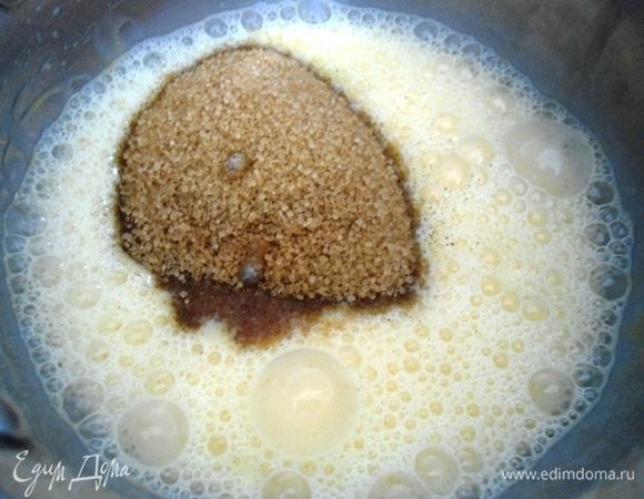 Приготовить заливку для пудинга. Яйца взбить миксером, добавить сахар и корицу и взбить до растворения сахара.