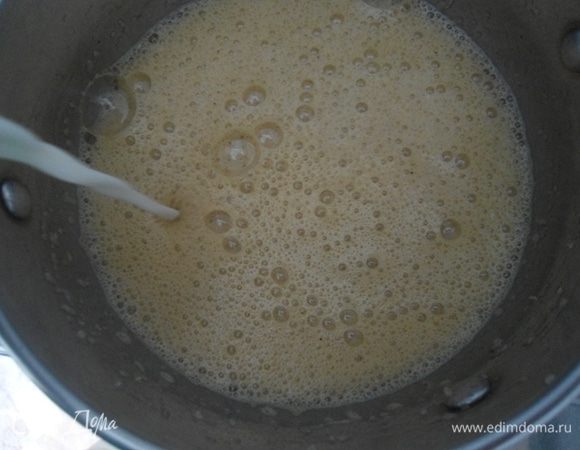 Влить молоко и взбить еще полминутки.