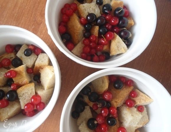 Духовку разогреть до 200°С.
В рамекины разложить кусочки масляного хлеба и ягоды. Сверху еще немного хлеба.