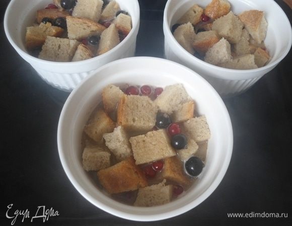 Рамекины установить на противень, залить кипятком так, чтобы вода доходила до половины формочек. Поставить в горячую духовку на 20 минут. Если сильно подрумянится, убавить огонь до 170°С.