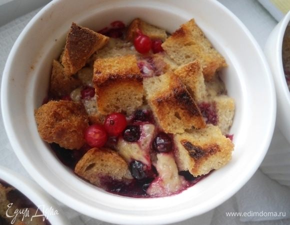 Готовый пудинг немного остудить, украсить свежей смородиной и подавать!