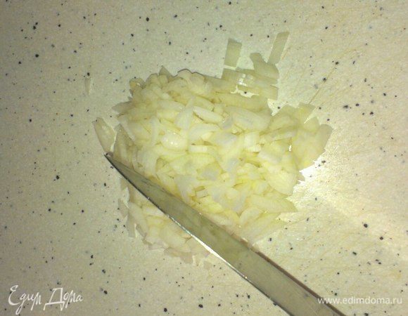 Лук чистим и крошим мелкими кубиками, тут каждый сам себе нормоконтролер.