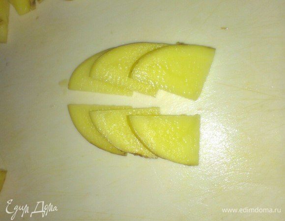 Картофель молодой чистить не будем, достаточно хорошо его промыть. Каждый режет так, как хочет. Лично я порезал слайсами, потому что люблю.
Лайфхак: наберите воды в емкость, посолите ее и закидывайте картофель туда, так он не почернеет и заранее пропитается солью.
Когда нарежем все, и сковорода будет готова для жарки (используем нерафинированное масло), выкладываем туда наш картофель.