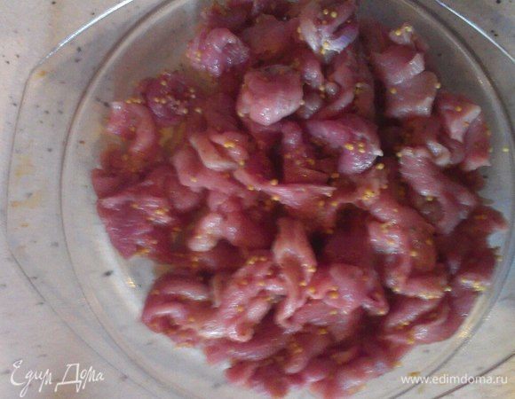 Мясо заправляем горчицей зернистой, базиликом, солью, кориандром и хорошо перемешиваем.
Разогреваем сковороду, наливаем масло (все еще на нерафинированном жарим), и когда от сковороды пошел дым, мы кидаем два зубчика чеснока и сгружаем мясо. Не мешайте сразу, дайте ему поджариться. Если мяса у вас много, то лучше жарить небольшими порциями, чтобы влага из мяса выпаривалась, а не заставила вариться ваше мясо.
Не забываем сдобрить мятой.