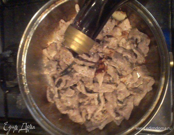 В лук, в мясо мы вливаем соевый соус. Жарим до готовности, накрываем крышкой и доводим. С луком такая же история, жарим до характерного цвета с соевым соусом.
