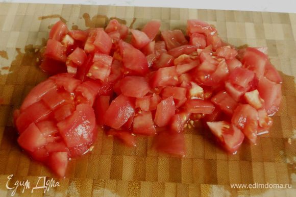 Нарезать томаты кубиками.
