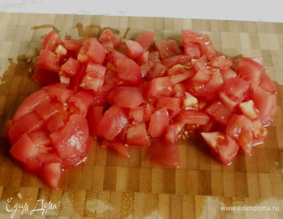 Нарезать томаты кубиками.