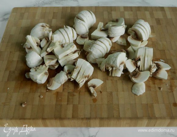 Грибы почистить и нарезать.
Разогреть духовку до 250°С.