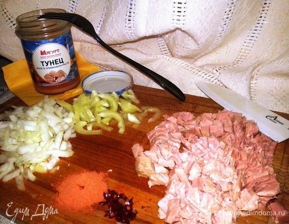 Измельчаем лук, перец и тунец ТМ «Магуро». 