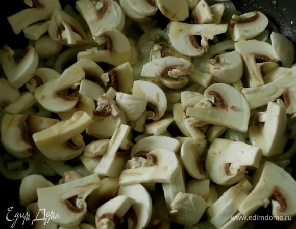  Положить сюда же грибы и готовить, помешивая.
