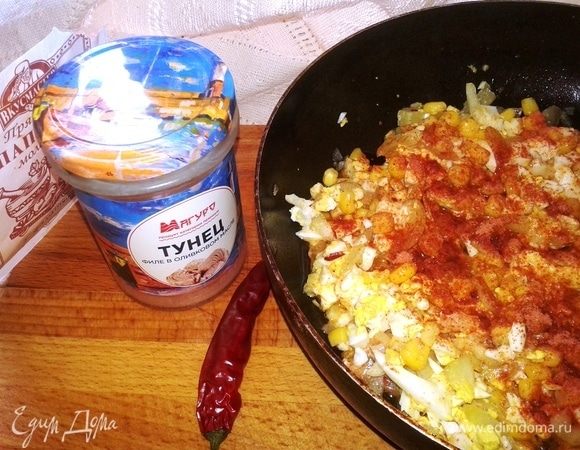 Соединяем все ингредиенты. Приправляем солью, паприкой и красным перцем. В идеале перчик должен быть свежим, но под рукой  только сушеный, добавляем побольше. 