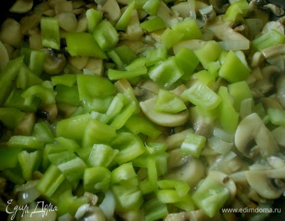 Минуты через 3 добавить чеснок, сладкий перец и готовить еще 5 минут.
