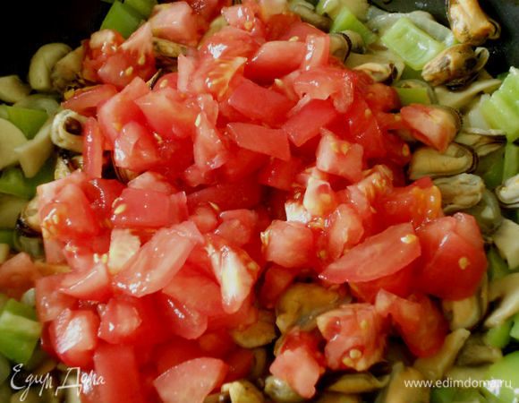 Поскольку мясо мидий от ТМ «Магуро» варено-мороженое, то это сокращает время готовки. Добавляем их  в сковороду вместе с помидорами и готовим 5-6 минут, пока помидоры не станут мягкими. Приправить смесь солью, перцами.