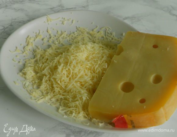 Сыр натереть на терке. Обычно в рецептах гювеч рекомендуют сыр чеддер, но можно любой твердый. У меня сегодня полутвердый норвежский Ярлсберг.