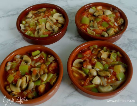 Разложить смесь в 4 формы для запекания. Посыпать нарезанной зеленью петрушки. 