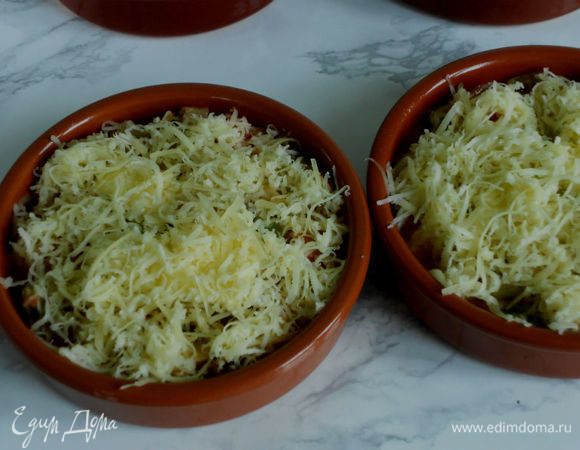 Положить сверху по кусочку оставшегося сливочного масла и посыпать сыром.
Запекать в духовке около 20 минут или до золотистого верха.