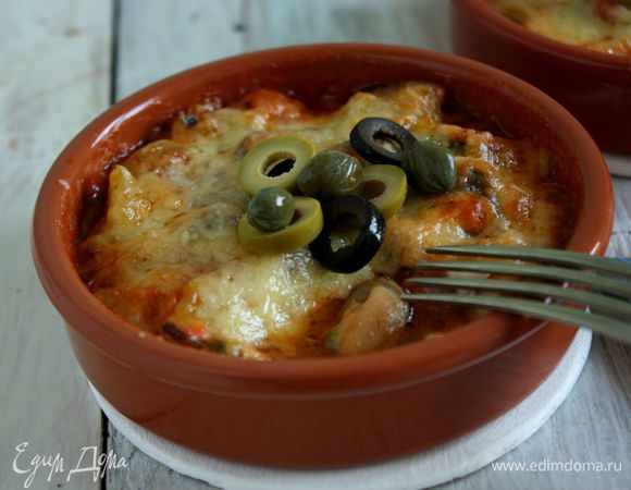 Оливки нарезать колечками, смешать с каперсами. Добавьте пару капель растительного масла и они будут блестящими.
Готовое блюдо украсить оливками и каперсами. Подавать со свежим хлебом. Это так вкусно —
 обмакивать кусочки хлеба в насыщенный овощной соус) Приятного аппетита!