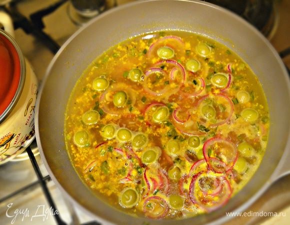 В сковороде потушить в течение 5 минут кольца красного лука и чеснок на оставшемся растительном масле. Затем добавьте зеленый лук, молотый перец, тимьян и еще потушите в течение 2-3 мин. После чего влейте в сковороду белое вино, уксус, апельсиновый сок. Приправьте солью, сахаром, добавьте оливки и дайте прокипеть маринаду 2 минут.