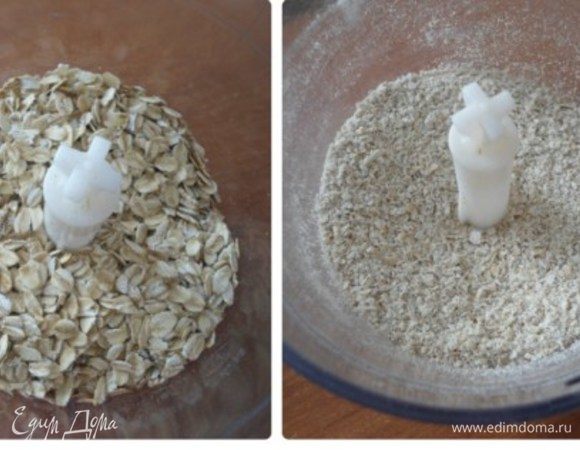 Для приготовления этих булочек я использовала обычный геркулес, но с быстрыми хлопьями тоже получится.
Измельчить геркулес блендером в мелкую крошку.