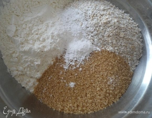 В миске смешать измельченные хлопья, муку, сахар, соль, разрыхлитель.
