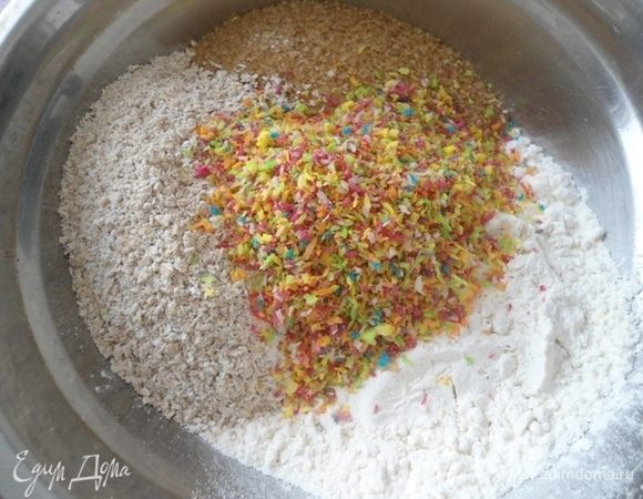Добавить кокосовую стружку. В этот раз у меня цветная (это не принципиально). Смешать.