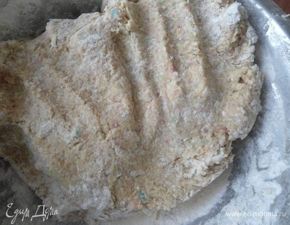 Влить молоко и замесить тесто. При необходимости добавить муки. Долго такое тесто не месят, просто смешать все в комок и достаточно.