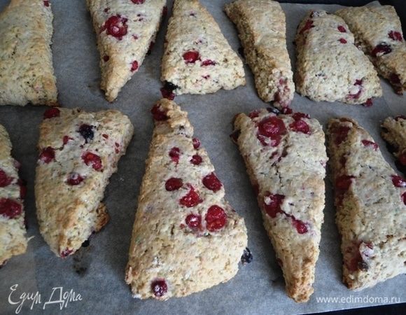 Выпекать в разогретой до 180°С духовке, 15-20 минут на пекарской бумаге. Ориентируйтесь по своей духовке. Сконы должны стать слегка золотистыми.