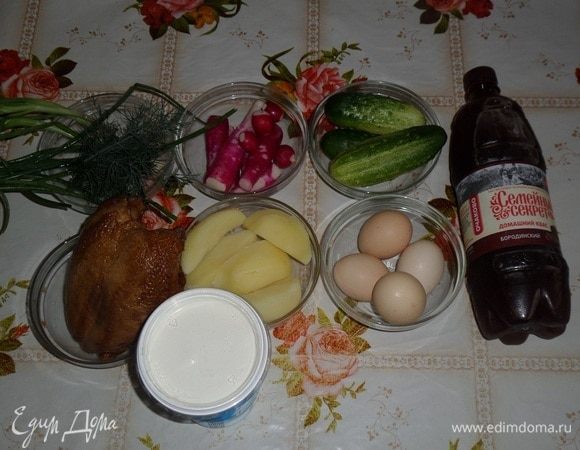 Подготавливаем продукты. Отвариваем яйца и картофель. Остужаем. Промываем овощи и зелень. Для приготовления окрошки я использую квас «Семейный секрет. Бородинский».