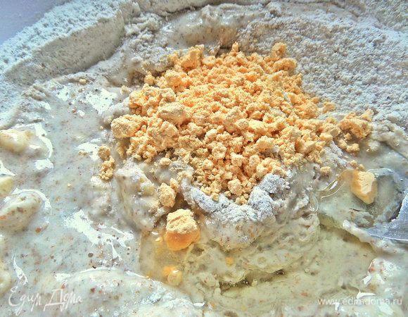 Ложку растительного масла и я еще всыпала ложку яичного порошка, он заменяет яйцо, но и без него галета отлично будет держать форму.