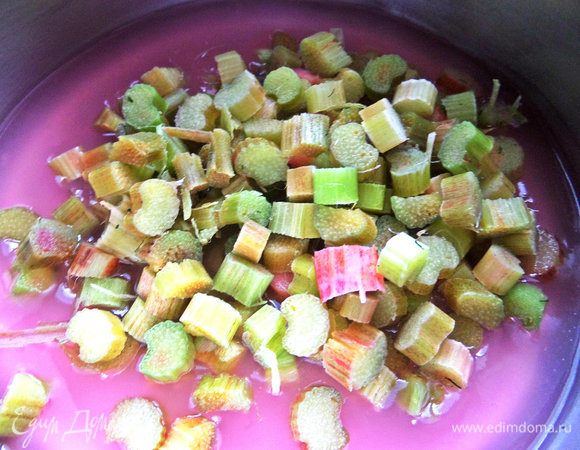 Высыпать в него ревень.