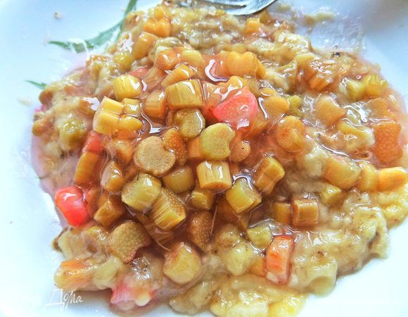 Перенести ложкой к банану кусочки уваренного ревеня.