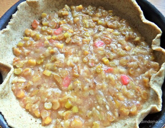 Распределить банановую начинку по дну.