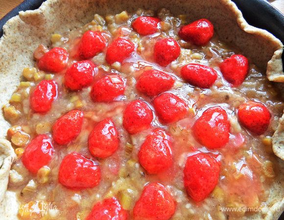 Сверху — половинки клубники.