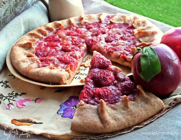 Делим на кусочки, примерно как пиццу.