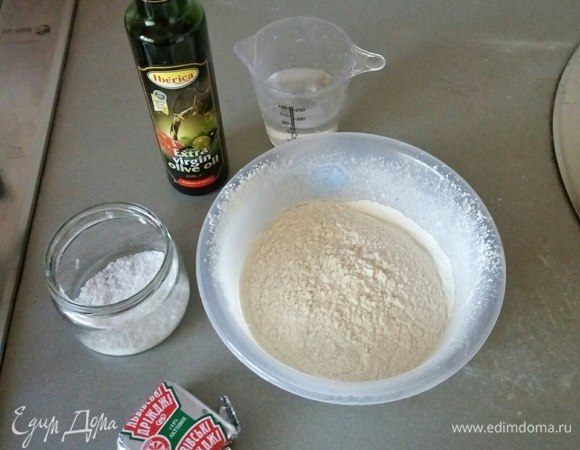 Просеиваем муку и добавляем щепотку соли.