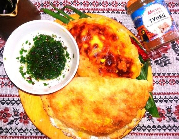 Когда время приготовления истекло и на столе уже стоит традиционный соус чимичурри, вынимаем эмпанадос из духовки. Сдабриваем сливочным  маслом и посыпаем натертым желтком. Всегда когда готовлю рыбу, добавляю маринованный желток, очень мне нравится это сочетание. Рецепт можно посмотреть здесь  https://www.edimdoma.ru/retsepty/102324-marinovannye-zheltki. Эмпанадос получаются с характером, но если за столом любители очень остренького, предлагаем им приправлять пирожки  соусом.