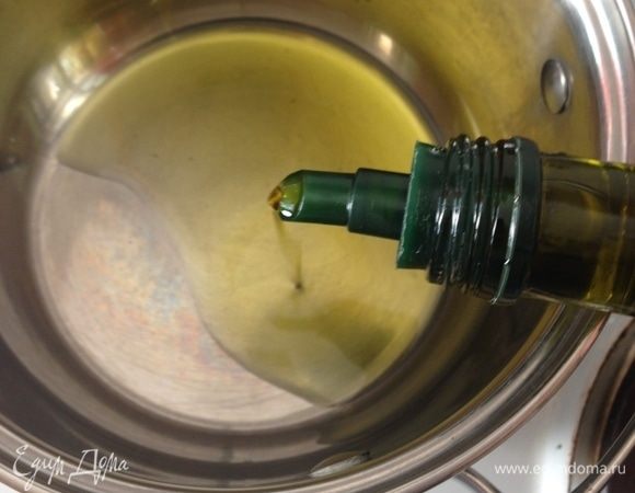 Если готовить суп из свежих томатов, то их предварительно нужно обдать кипятком и снять кожицу. Сегодня готовим горячий вариант. В кастрюлю налить оливковое масло и разогреть.